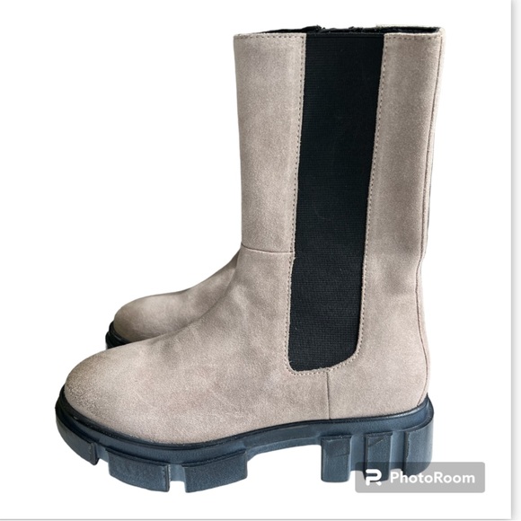 Free People 🆕 Brooks Chelsea Gray/Tan Suede Lug Sole Boots Size 37/7 - Picture 3 of 12